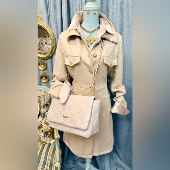 Chic Beige Faux Suede Coat with Quilted Bag and Jewelry